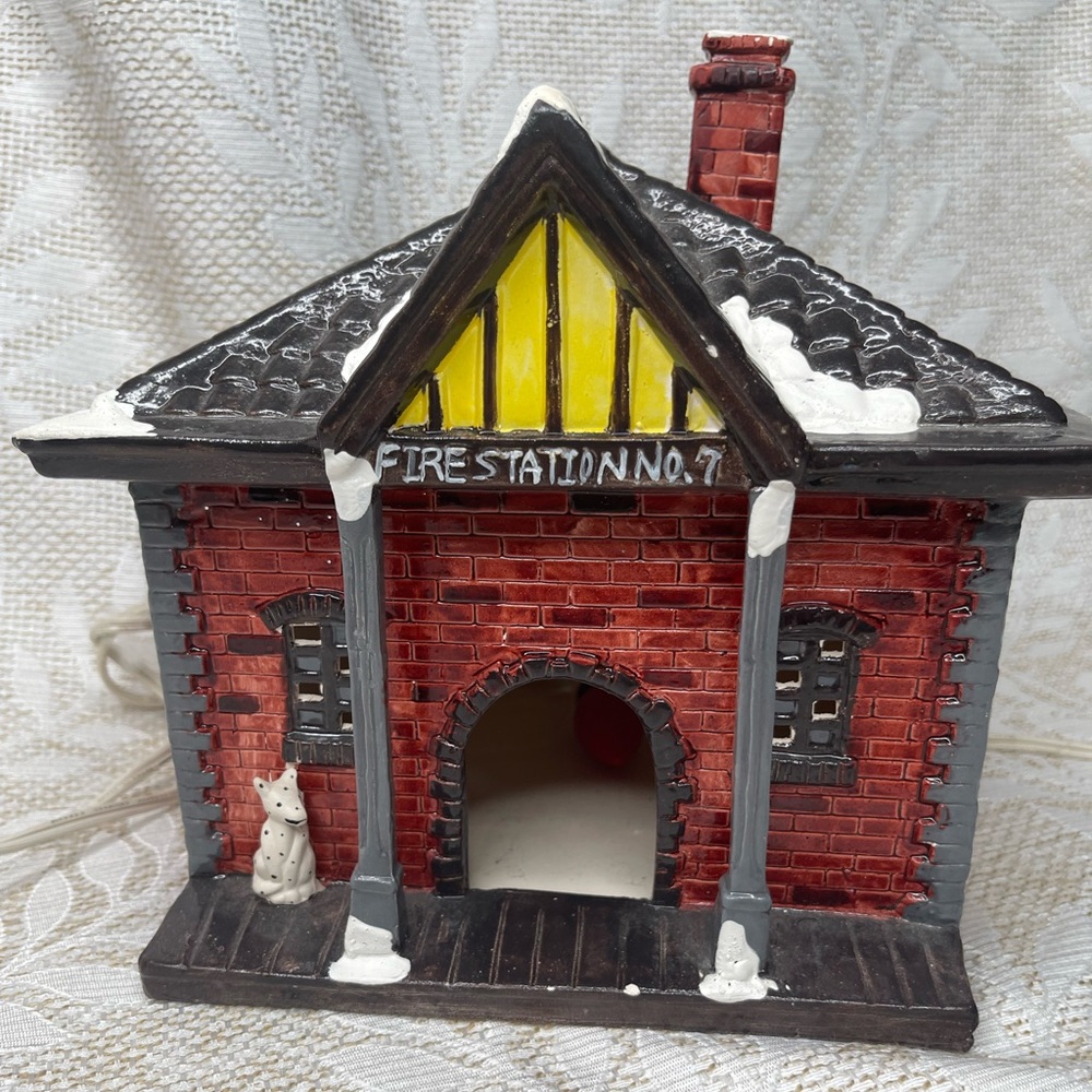 1988 Yuletide Fire Station No. 7 Ceramic Decor Christmas Village no box